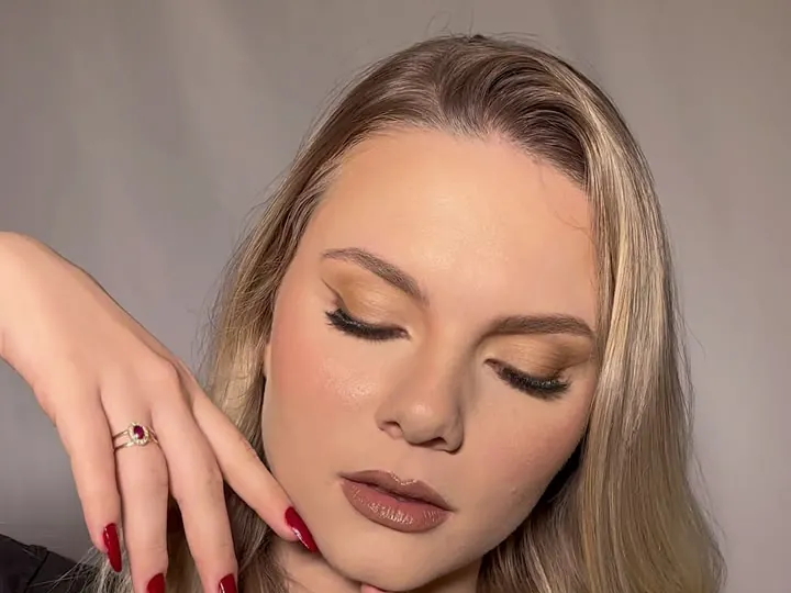 Maquiagem com esfumado dourado e boca nude